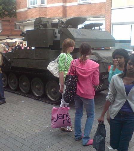 © Robert Rotifer Panzer auf der Canterbury High Street mit Teenagerinnen
